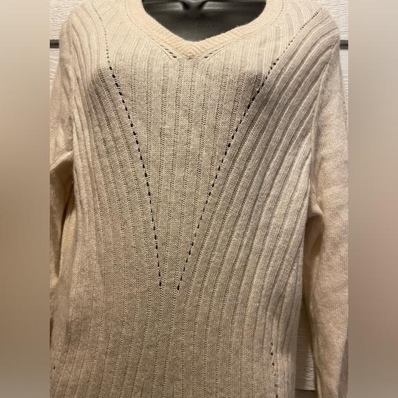 V-Neck Sweater Dress
Aventura Size Large Wool Blend - Picture 6 of 7